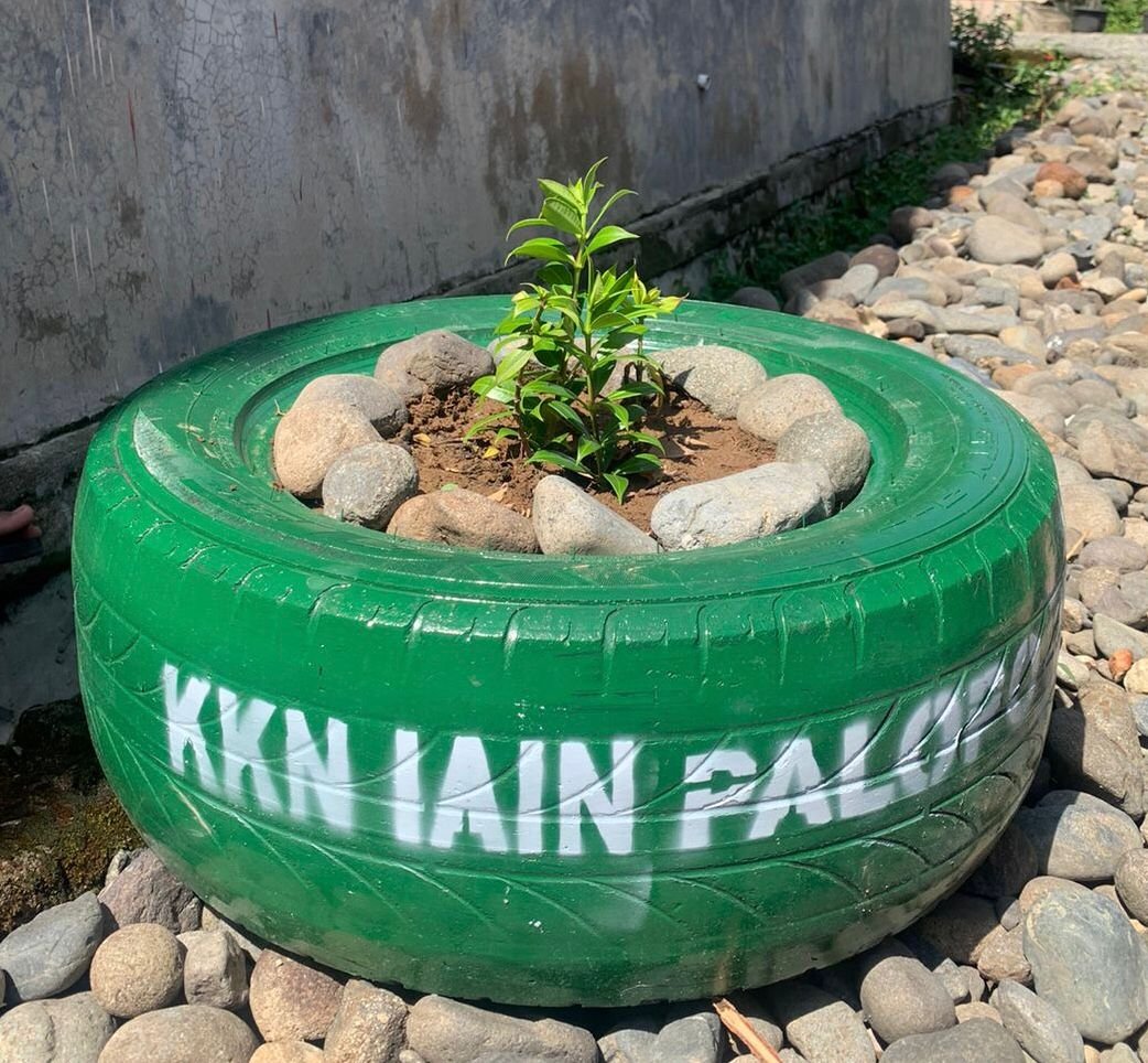 Mahasiswa KKN IAIN Palopo Posko 84 Sukses Gelar Senitasi Lingkungan Berbasis Greenery Di Desa Wiwitan Timur
