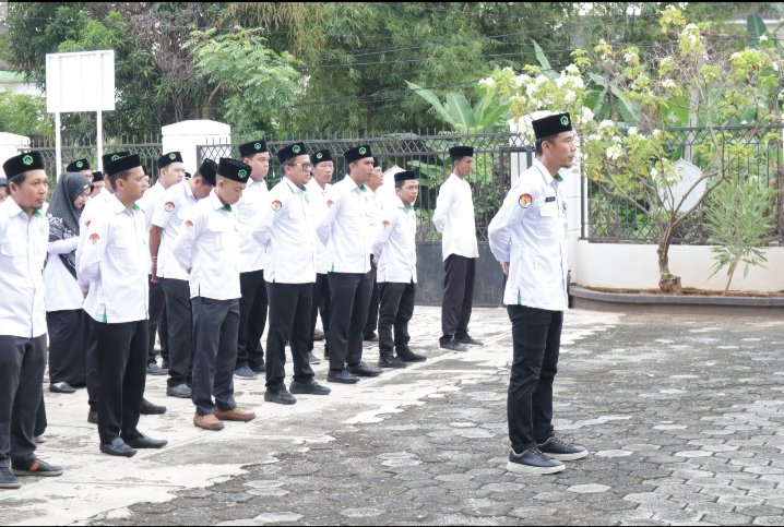 Giat Apel Pagi, Kabiro AUAK IAIN Palopo Tekankan Disiplin ASN & Agenda Penanaman Pohon