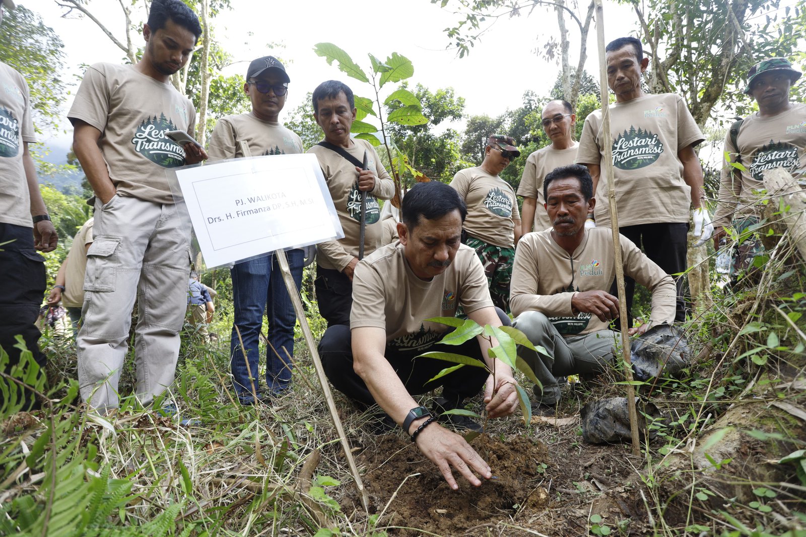 Pj Walikota Palopo Serahkan Bantuan 2000 Bibit Pohon Pada Kelompok Tani Hutan