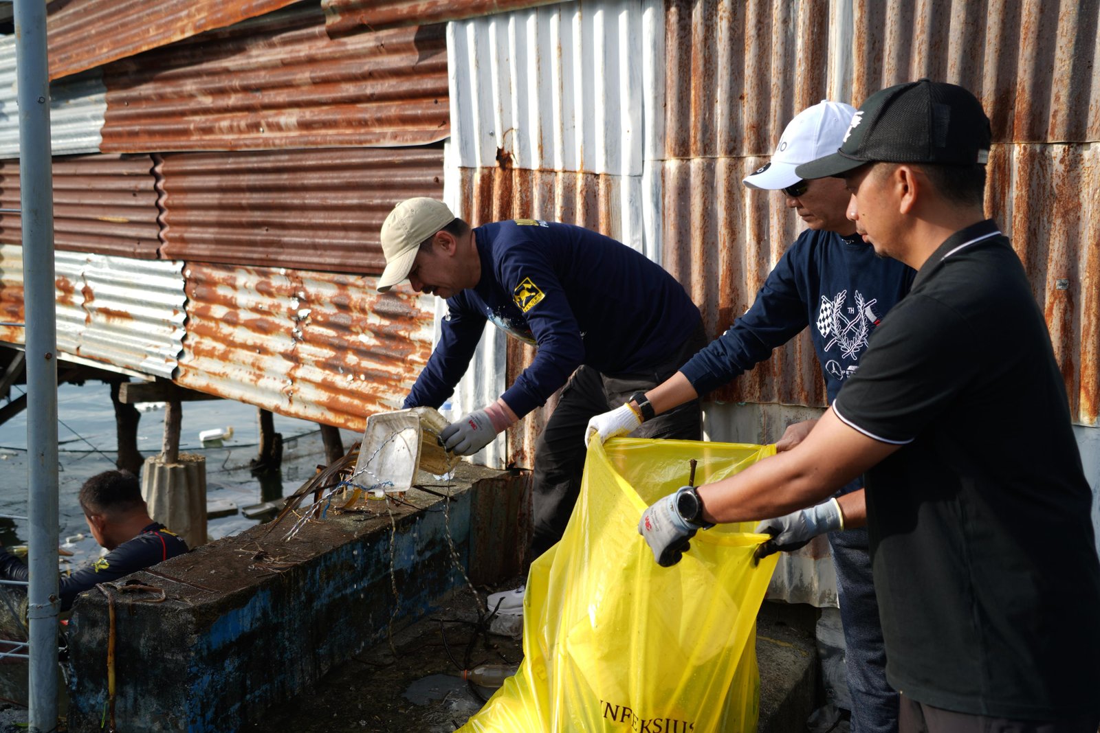 Jumat Bersih, Pj Walikota Palopo Pimpin Langsung Gerakan Sapu Bersih Sampah