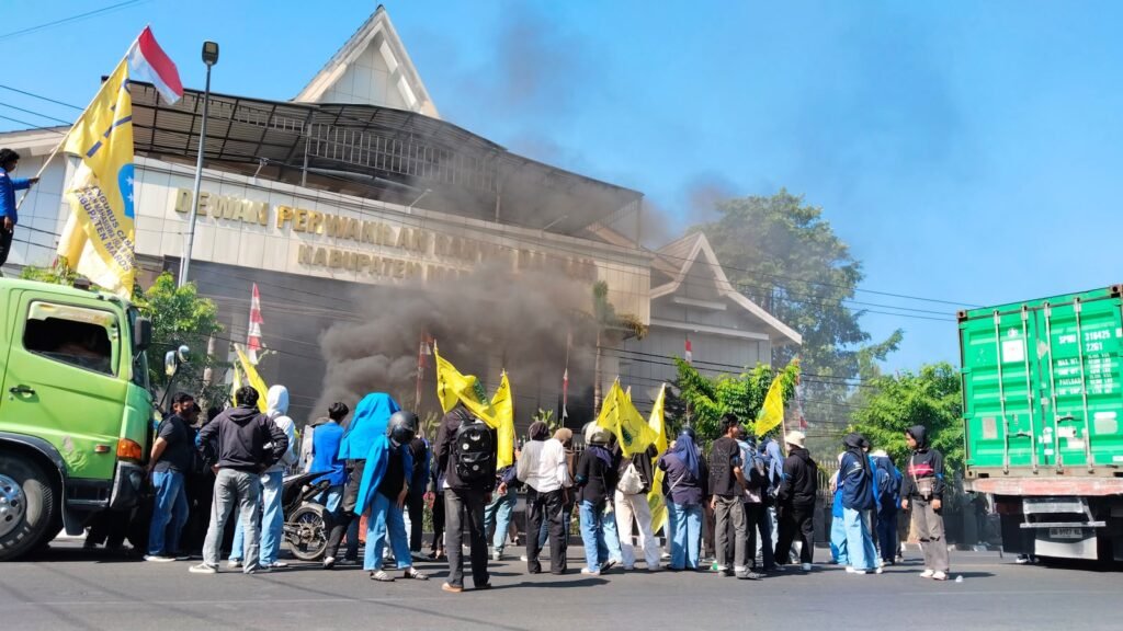 Geruduk DPRD, PMII Maros Desak Pemkab Evaluasi Persoalan Air Bersih, BBM, LPG hingga Listrik