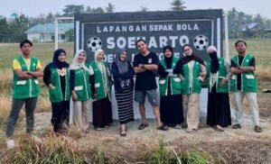 Semangat Gotong Royong, Mahasiswa KKN UIN & UM Palopo Hadirkan Papan Nama Lapangan Soeharto di Desa Mulyorejo