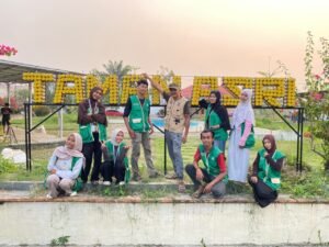 Kreatif! Mahasiswa KKN UIN Palopo Kelompok 70 Ubah Sampah Plastik Jadi Plang Nama Ecobrick di Desa Sumber Agung